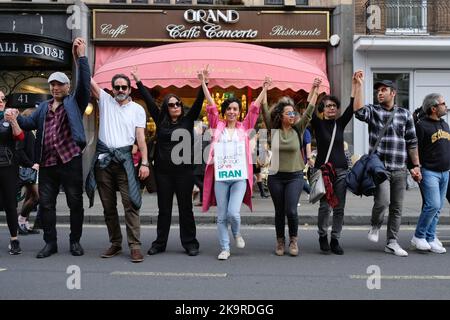 London, Großbritannien. 29.. Oktober 2022. Demonstranten protestieren in Whitehall und Westminster Bridge mit einer Menschenkette, während sich Tausende in der Hauptstadt und in Städten weltweit solidarisch mit Iranern versammelten. Nach dem Tod der kurdischen Frau Mahsa (Jina) Amini, die sich vor mehr als fünf Wochen in Polizeigewahrsam befand, als sie wegen „unangemessener Kleidung“ inhaftiert wurde, fegten zivile Unruhen durch das Land. Kredit: Elfte Stunde Fotografie/Alamy Live Nachrichten Stockfoto