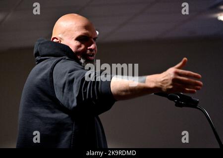 John Fetterman veranstaltet am 29. Oktober 2022 eine Kundgebung für eine Volksmenge an der Temple University in North Philadelphia, Pennsylvania, USA. Kredit: OOgImages/Alamy Live Nachrichten Stockfoto