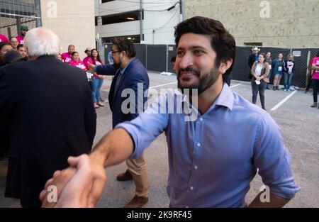 Der Kandidat des demokratischen Repräsentantenhauses, GREG CASAR, spricht am 29. Oktober 2022 bei einer Kundgebung im AFL-CIO-Hauptquartier in Austin, um mit Senator Bernie Sanders (nicht gezeigt) zusammenzustottern und die Abstimmung vor den entscheidenden Zwischenwahlen im November zu erhalten. Casar ist ein ehemaliges Mitglied des stadtrats von Austin. Kredit: Bob Daemmrich/Alamy Live Nachrichten Stockfoto