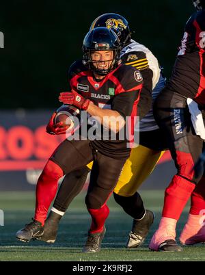 Ottawa, Kanada. 29 Okt 2022. Brendan Gillanders (25) der Ottawa Redblacks in einem Spiel der Canadian Football League (CFL) zwischen den Hamilton Tiger-Cats bei den Ottawa Redblacks. Quelle: Sean Burges/Alamy Live News Stockfoto