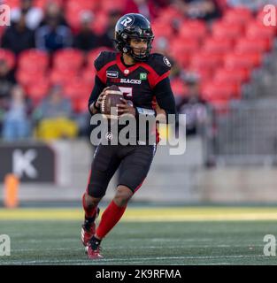 Ottawa, Kanada. 29 Okt 2022. Caleb Evans (5) von den Ottawa Redblacks in einem Spiel der Canadian Football League (CFL) zwischen den Hamilton Tiger-Cats bei den Ottawa Redblacks. Quelle: Sean Burges/Alamy Live News Stockfoto