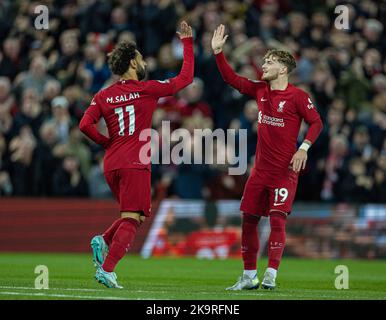 Liverpool. 30. Oktober 2022. Mohamed Salah (L) aus Liverpool feiert mit seinem Teamkollegen Harvey Elliott, nachdem er beim Spiel der englischen Premier League zwischen Liverpool und Leeds United am 29. Oktober 2022 in Liverpool, Großbritannien, Punkten konnte. Quelle: Xinhua/Alamy Live News Stockfoto