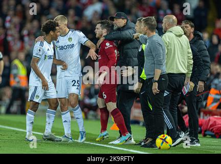 Liverpool. 30. Oktober 2022. Liverpools Manager Jurgen Klopp zieht Andy Robertson ab, als er beim Spiel der englischen Premier League zwischen Liverpool und Leeds United am 29. Oktober 2022 in Liverpool, Großbritannien, mit einem Spieler aus Leeds zusammenstößt. Quelle: Xinhua/Alamy Live News Stockfoto