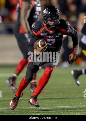 Ottawa, Kanada. 29 Okt 2022. Tyrie Adams (7) von den Ottawa Redblacks in einem Spiel der Canadian Football League (CFL) zwischen den Hamilton Tiger-Cats bei den Ottawa Redblacks. Quelle: Sean Burges/Alamy Live News Stockfoto