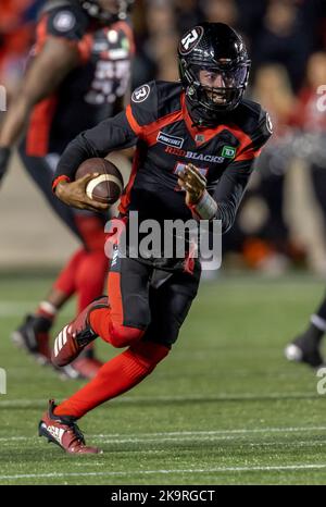 Ottawa, Kanada. 29 Okt 2022. Tyrie Adams (7) von den Ottawa Redblacks in einem Spiel der Canadian Football League (CFL) zwischen den Hamilton Tiger-Cats bei den Ottawa Redblacks. Quelle: Sean Burges/Alamy Live News Stockfoto