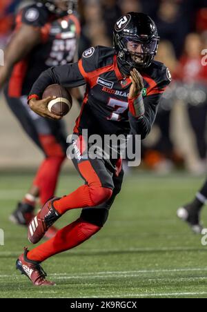 Ottawa, Kanada. 29 Okt 2022. Tyrie Adams (7) von den Ottawa Redblacks in einem Spiel der Canadian Football League (CFL) zwischen den Hamilton Tiger-Cats bei den Ottawa Redblacks. Quelle: Sean Burges/Alamy Live News Stockfoto