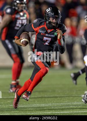 Ottawa, Kanada. 29 Okt 2022. Tyrie Adams (7) von den Ottawa Redblacks in einem Spiel der Canadian Football League (CFL) zwischen den Hamilton Tiger-Cats bei den Ottawa Redblacks. Quelle: Sean Burges/Alamy Live News Stockfoto