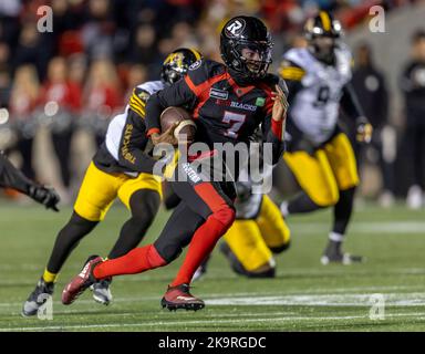 Ottawa, Kanada. 29 Okt 2022. Tyrie Adams (7) von den Ottawa Redblacks in einem Spiel der Canadian Football League (CFL) zwischen den Hamilton Tiger-Cats bei den Ottawa Redblacks. Quelle: Sean Burges/Alamy Live News Stockfoto