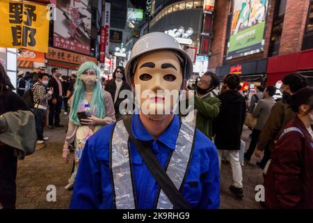 Tokio, Japan. 29. Oktober 2022. Die Menschen tragen Kostüme und genießen Halloween im Shibuya Center Gai. Nach einigen Jahren des Coronavirus und der Einschränkung des antisozialen Verhaltens scheinen die berühmten Shibuya Halloween Feiern etwas von ihrer Energie zurückzugewinnen, obwohl eine starke Polizei- und Sicherheitspräsenz und Alkoholverbote auf der Straße verwendet werden, um die Exzesse früherer Ereignisse einzudämmen. Kredit: SOPA Images Limited/Alamy Live Nachrichten Stockfoto