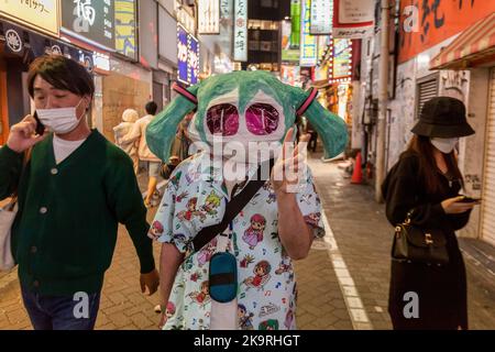 Tokio, Japan. 29. Oktober 2022. Die Menschen tragen Kostüme und genießen Halloween im Shibuya Center Gai. Nach einigen Jahren des Coronavirus und der Einschränkung des antisozialen Verhaltens scheinen die berühmten Shibuya Halloween Feiern etwas von ihrer Energie zurückzugewinnen, obwohl eine starke Polizei- und Sicherheitspräsenz und Alkoholverbote auf der Straße verwendet werden, um die Exzesse früherer Ereignisse einzudämmen. Kredit: SOPA Images Limited/Alamy Live Nachrichten Stockfoto