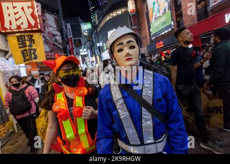 Tokio, Japan. 29. Oktober 2022. Die Menschen tragen Kostüme und genießen Halloween im Shibuya Center Gai. Nach einigen Jahren des Coronavirus und der Einschränkung des antisozialen Verhaltens scheinen die berühmten Shibuya Halloween Feiern etwas von ihrer Energie zurückzugewinnen, obwohl eine starke Polizei- und Sicherheitspräsenz und Alkoholverbote auf der Straße verwendet werden, um die Exzesse früherer Ereignisse einzudämmen. Kredit: SOPA Images Limited/Alamy Live Nachrichten Stockfoto