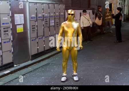 Tokio, Japan. 28. Oktober 2022. Ein Mann, der mit einem goldenen Strumpf und einer Sonnenbrille bekleidet ist, steht auf der Straße, während die Menschen Halloween in Shibuya genießen. Nach einigen Jahren des Coronavirus und der Einschränkung des antisozialen Verhaltens scheinen die berühmten Shibuya Halloween Feiern etwas von ihrer Energie zurückzugewinnen, obwohl eine starke Polizei- und Sicherheitspräsenz und Alkoholverbote auf der Straße verwendet werden, um die Exzesse früherer Ereignisse einzudämmen. Kredit: SOPA Images Limited/Alamy Live Nachrichten Stockfoto