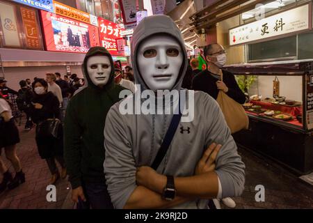 Tokio, Japan. 29. Oktober 2022. Männer werden im Shibuya Center Gai in Kostümen gesehen, als Menschen Halloween genießen. Nach einigen Jahren des Coronavirus und der Einschränkung des antisozialen Verhaltens scheinen die berühmten Shibuya Halloween Feiern etwas von ihrer Energie zurückzugewinnen, obwohl eine starke Polizei- und Sicherheitspräsenz und Alkoholverbote auf der Straße verwendet werden, um die Exzesse früherer Ereignisse einzudämmen. (Foto von Damon Coulter/SOPA Images/Sipa USA) Quelle: SIPA USA/Alamy Live News Stockfoto