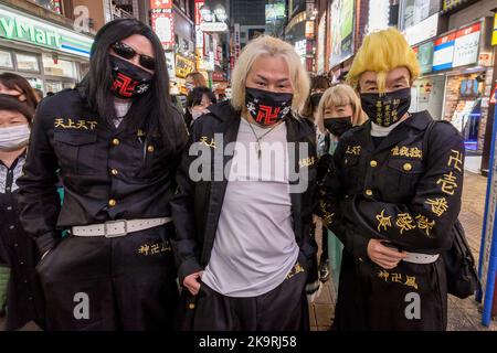 Tokio, Japan. 29. Oktober 2022. Japanische Männer posieren in Kostümen, während Menschen Halloween im Shibuya Center Gai genießen. Nach einigen Jahren des Coronavirus und der Einschränkung des antisozialen Verhaltens scheinen die berühmten Shibuya Halloween Feiern etwas von ihrer Energie zurückzugewinnen, obwohl eine starke Polizei- und Sicherheitspräsenz und Alkoholverbote auf der Straße verwendet werden, um die Exzesse früherer Ereignisse einzudämmen. (Foto von Damon Coulter/SOPA Images/Sipa USA) Quelle: SIPA USA/Alamy Live News Stockfoto