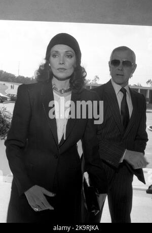 Johnny Carson und Joanna Carson beim Beerdigung für David Janssen am 17. Februar 1980 im Hillside Memorial Park in Los Angeles, Kalifornien Quelle: Ralph Dominguez/MediaPunch Stockfoto