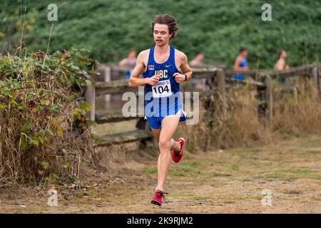 Abbotsford, Kanada. 29. Oktober 2022. Tyler Dozzi von UBC Thunderbirds führt das Feld beim Herrenrennen bei den Canada West Cross Country Championships 2022 an. Quelle: Zhengmu Wang/Alamy Live News Stockfoto