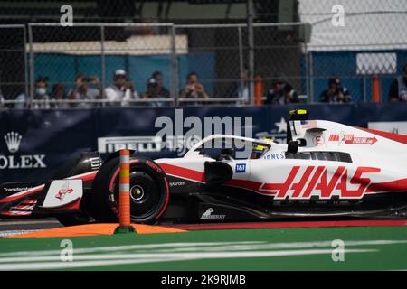 Mexiko-Stadt, Mexiko. 29. Oktober 2022. Haas FerrariÕs Mick Schumacher fährt Auto 47 während des Trainings auf dem Aerodromo Hermanos Rodriguez vor dem Formel 1 Grand Prix. Es ist 60 Jahre her, dass die erste Formel 1 nach Mexiko kam. Am Ende der Qualifikationsrunde startet Max Verstappen in der Formel 1 an der Pole-Position. Quelle: Lexie Harrison-Cripps/Alamy Live News Stockfoto