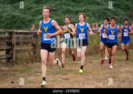 Abbotsford, Kanada. 29. Oktober 2022. Tion McLeish von Victoria Vikes tritt beim Herrenrennen bei den Canada West Cross Country Championships 2022 an. Quelle: Zhengmu Wang/Alamy Live News Stockfoto