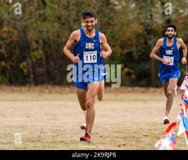 Abbotsford, Kanada. 29. Oktober 2022. Riley Miller von UBC Thunderbirds tritt beim Herrenrennen bei den Canada West Cross Country Championships 2022 an. Quelle: Zhengmu Wang/Alamy Live News Stockfoto