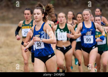 Abbotsford, Kanada. 29. Oktober 2022. Mackenzie Campbell von UBC Thunderbirds tritt beim Damenrennen bei den Canada West Cross Country Championships 2022 an. Quelle: Zhengmu Wang/Alamy Live News Stockfoto