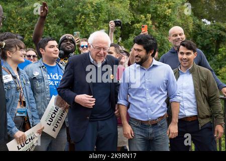 San Marcos, TX, USA. 29. Oktober 2022. Der demokratische US-Senator BERNIE SANDERS, L, (D-VT) geht durch Sewell Park zu einem Wahllokal auf dem Texas State Campus und kommt am 29. Oktober 2022 aus der Wahlkundgebung mit dem demokratischen Kandidaten des Repräsentantenhauses, GREG CASAR. Die Kundgebung fand vor den entscheidenden Zwischenwahlen im November auf dem Campus des Staates Texas statt. Casar ist ein ehemaliges Mitglied des stadtrats von Austin. (Bild: © Bob Daemmrich/ZUMA Press Wire) Stockfoto