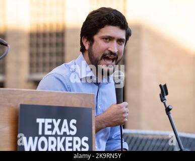 Austin, TX, USA. 29. Oktober 2022. Der Kandidat des demokratischen Repräsentantenhauses, GREG CASAR, spricht am 29. Oktober 2022 bei einer Kundgebung im AFL-CIO-Hauptquartier in Austin, um mit Senator Bernie Sanders (nicht gezeigt) zusammenzustottern und die Abstimmung vor den entscheidenden Zwischenwahlen im November zu erhalten. Casar ist ein ehemaliges Mitglied des stadtrats von Austin. (Bild: © Bob Daemmrich/ZUMA Press Wire) Bild: ZUMA Press, Inc./Alamy Live News Stockfoto