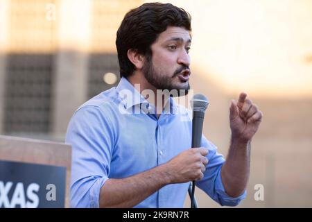 Austin, TX, USA. 29. Oktober 2022. Der Kandidat des demokratischen Repräsentantenhauses, GREG CASAR, spricht am 29. Oktober 2022 bei einer Kundgebung im AFL-CIO-Hauptquartier in Austin, um mit Senator Bernie Sanders (nicht gezeigt) zusammenzustottern und die Abstimmung vor den entscheidenden Zwischenwahlen im November zu erhalten. Casar ist ein ehemaliges Mitglied des stadtrats von Austin. (Bild: © Bob Daemmrich/ZUMA Press Wire) Bild: ZUMA Press, Inc./Alamy Live News Stockfoto