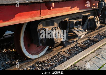 Zug PKW-Unterwagen, Personenzug, Güterzug. Stockfoto