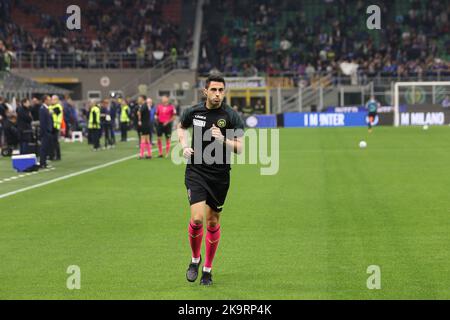 Mailand, Italien. 29. Oktober 2022. Italien, Mailand, 29 2022. oktober: Luca Massimi (Schiedsrichter) sprintet beim Aufwärmen über Fußballspiel FC INTER vs SAMPDORIA, Serie A 2022-2023 day12 San Siro Stadion (Foto von Fabrizio Andrea Bertani/Pacific Press) Credit: Pacific Press Media Production Corp./Alamy Live News Stockfoto