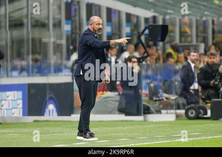 Mailand, Italien. 29. Oktober 2022. Italien, Mailand, 29 2022. oktober: Dejan Stankovic (Sampdoria-Manager) gibt Ratschläge in der ersten Halbzeit während des Fußballspiels FC INTER vs SAMPDORIA, Serie A 2022-2023 day12 San Siro Stadion (Foto von Fabrizio Andrea Bertani/Pacific Press) Quelle: Pacific Press Media Production Corp./Alamy Live News Stockfoto