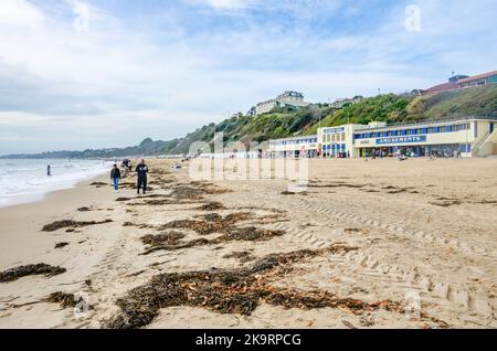 Blick auf den Strand von Bournemouth in Dorset, Großbritannien, an einem Herbsttag mit einer Spielhalle am Strand. Stockfoto