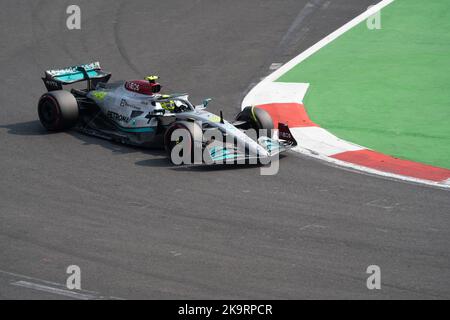 Mexiko-Stadt, Mexiko. 29. Oktober 2022. MercedesÕs Lewis Hamilton fährt Auto 44 während des Qualifyings beim Aerodromo Hermanos Rodriguez beim Formel 1 Grand Prix. Es ist 60 Jahre her, dass die erste Formel 1 nach Mexiko kam. Am Ende der Qualifikationsrunde startet Max Verstappen in der Formel 1 an der Pole-Position. Quelle: Lexie Harrison-Cripps/Alamy Live News Stockfoto