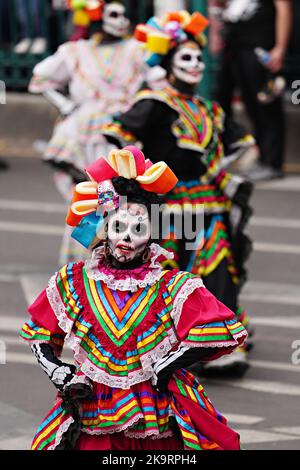 Mexiko-Stadt, Mexiko. 29. Oktober 2022. Traditionelle mexikanische Tänzer treten während der Großen Parade der Toten in Catrina-Skelett-Kostümen auf, um den Feiertag Dia de los Muertos am Paseo de la Reforma, 29. Oktober 2022 in Mexiko-Stadt, Mexiko, zu feiern. Quelle: Richard Ellis/Richard Ellis/Alamy Live News Stockfoto