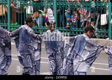 Mexiko-Stadt, Mexiko. 29. Oktober 2022. Kostümierte Darsteller tanzen während der Großen Parade der Toten, um den Feiertag von Dia de los Muertos am Paseo de la Reforma am 29. Oktober 2022 in Mexiko-Stadt, Mexiko, zu feiern. Quelle: Richard Ellis/Richard Ellis/Alamy Live News Stockfoto