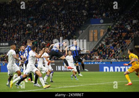 Mailand, Italien. 29. Oktober 2022. Italien, Mailand, 29 2022. oktober: Milan Skriniar (fc Inter Verteidiger) in der zweiten Halbzeit beim Fußballspiel FC INTER vs SAMPDORIA, Serie A 2022-2023 day12 San Siro Stadion nahe dem Kopfball-Tor (Bildnachweis: © Fabrizio Andrea Bertani/Pacific Press via ZUMA Press Wire) Bildnachweis: ZUMA Press, Inc./Alamy Live News Stockfoto