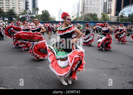 Mexiko-Stadt, Mexiko. 29. Oktober 2022. Die Teilnehmer nehmen an der Parade zum Großen Tag der Toten „Mexiko: Der Nabel des Mondes“ Teil, einer der repräsentativsten Veranstaltungen der Feierlichkeiten zum Tag der Toten in der Reforma Avenue. Am 29. Oktober 2022, Mexiko-Stadt, Mexiko. (Bild: © Carlos Tischler/eyepix via ZUMA Press Wire) Bild: ZUMA Press, Inc./Alamy Live News Stockfoto