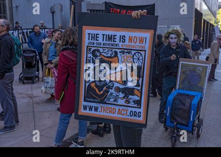 New York, USA. 29. Oktober 2022. Ein Klimaaktivist hält ein Schild vor dem Hauptsitz des Finanzinvestitionsunternehmens BlackRock während eines Protestes zur „Occupy Park Avenue“ am 29. Oktober 2022 in New York City. Dutzende Klimaaktivisten mit einem großen Banner mit der Aufschrift „Occupy Park Avenue“ und Plakaten, die die fossile Energiewirtschaft anvisierten, marschierten entlang der Park Ave vom neuen Hauptsitz der JPMorgan Chase Bank zum Hauptsitz des Finanzinvestitionsunternehmens BlackRock, um gegen die Investitionen dieser Unternehmen in fossile Energieträger zu protestieren. Kredit: Ron Adar/Alamy Live Nachrichten Stockfoto