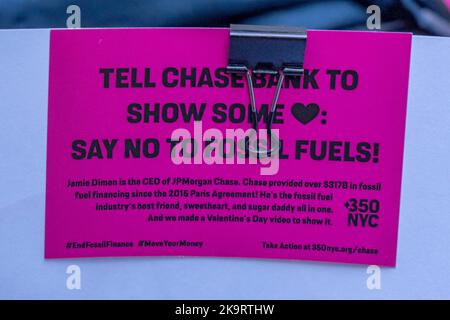 New York, USA. 29. Oktober 2022. EIN „TELL CHASE BANK TO SHOW SOME LOVE: SAG NEIN ZU FOSSILEN FULLES!“ schild gesehen während einer 'Occupy Park Avenue'-Protestaktion am 29. Oktober 2022 in New York City. Dutzende Klimaaktivisten mit einem großen Banner mit der Aufschrift „Occupy Park Avenue“ und Plakaten, die die fossile Energiewirtschaft anvisierten, marschierten entlang der Park Ave vom neuen Hauptsitz der JPMorgan Chase Bank zum Hauptsitz des Finanzinvestitionsunternehmens BlackRock, um gegen die Investitionen dieser Unternehmen in fossile Energieträger zu protestieren. Kredit: Ron Adar/Alamy Live Nachrichten Stockfoto