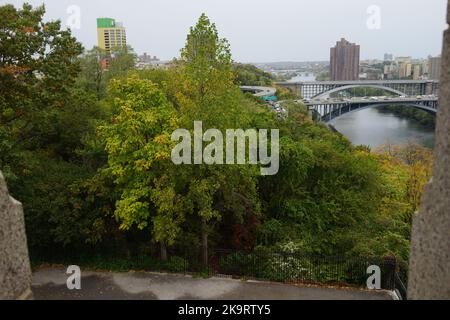 Der Highbridge Water Tower befindet sich an einem prominenten Platz in Manhattan, auf einem Grat 200 Meter über dem Harlem River. Es wurde 1872 fertiggestellt und war die letzte Struur Stockfoto