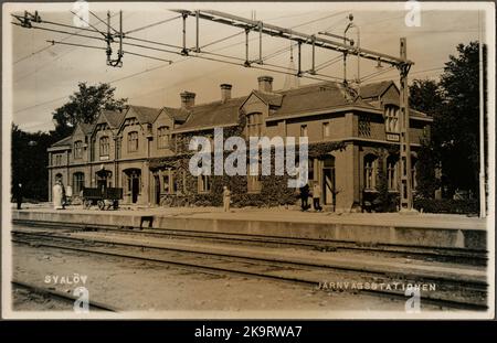 Gleisseite des Bahnhofs mit Reisenden und Mitarbeitern. Stockfoto