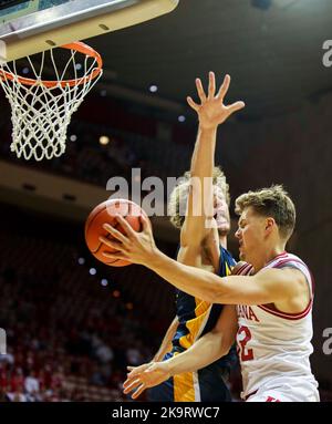 Bloomington, Usa. 29. Oktober 2022. Indiana Hoosiers Stürmer Miller Kopp (12) spielt während eines NCAA-Basketballspiels in der Assembly Hall in Bloomington gegen die Marian University. IU schlug Marian 78:42. (Foto von Jeremy Hogan/SOPA Images/Sipa USA) Quelle: SIPA USA/Alamy Live News Stockfoto