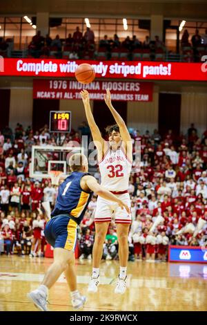 Bloomington, Usa. 29. Oktober 2022. Trey Galloway (32), Wache von Indiana Hoosiers, spielt während eines NCAA-Basketballspiels in der Assembly Hall in Bloomington gegen die Marian University. IU schlug Marian 78:42. (Foto von Jeremy Hogan/SOPA Images/Sipa USA) Quelle: SIPA USA/Alamy Live News Stockfoto