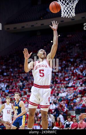 Bloomington, Usa. 29. Oktober 2022. Indiana Hoosiers Stürmer Malik Reneau (5) spielt während eines NCAA-Basketballspiels in der Assembly Hall in Bloomington gegen die Marian University. IU schlug Marian 78:42. (Foto von Jeremy Hogan/SOPA Images/Sipa USA) Quelle: SIPA USA/Alamy Live News Stockfoto