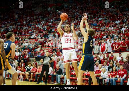 Bloomington, Usa. 29. Oktober 2022. Indiana Hoosiers Forward Race Thompson (25) spielt während eines NCAA-Basketballspiels in der Assembly Hall in Bloomington gegen die Marian University. IU schlug Marian 78:42. (Foto von Jeremy Hogan/SOPA Images/Sipa USA) Quelle: SIPA USA/Alamy Live News Stockfoto