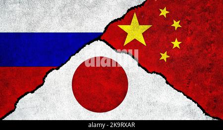 Russland, China und Japan flaggen gemeinsam an der Wand. Diplomatische Beziehungen zwischen Russland, Japan und China Stockfoto