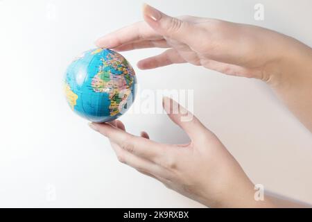 Halte den Globus in deinen Händen und schütze den Planeten Erde Stockfoto