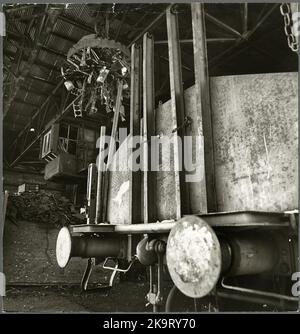 Entladung von Eisenschrott bei ab Iron Processing. Stockfoto