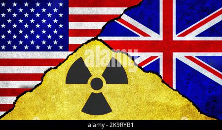 Flaggen der Vereinigten Staaten von Amerika (USA), des Vereinigten Königreichs (UK) und Nuclear Symbol zusammen auf einer strukturierten Wand Stockfoto