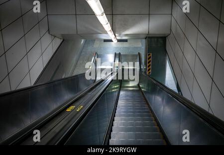 Rolltreppen an der MTR-Station Lumpini in Bangkok, Thailand. Stockfoto