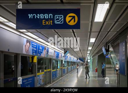 Ein Bahnsteig am MTR-Bahnhof Lumpini in Bangkok, Thailand. Stockfoto